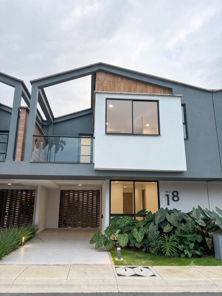 Casa En Venta En La Esperanza, Entrada Al Parque Ukumarí · Pereira